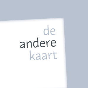 een licht gekanteld wit vlak op lichtgroen met tekst de andere kaart